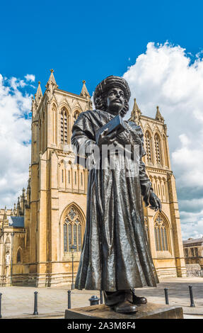 Rajah Rammohun Roy statua sotto Chiesa Cattedrale della Santa e indivisa Trinità, Bristol, Inghilterra, Regno Unito Foto Stock