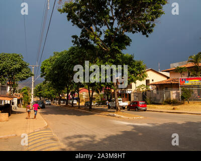 Alto Paraiso de Goias strada principale, questo è l'ingresso della Chapada dos Veadeiros National Park, Goiás, Brasile Foto Stock