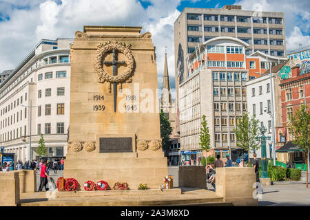 Bristol il Cenotafio, guerra mondiale II War Memorial, situato nel centro della città come memoriale di quelli da Bristol che hanno perso le loro vite. Avon, Inghilterra. Regno Unito Foto Stock