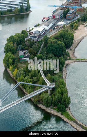 Guardando verso il basso su Düsseldorf dal Rhein (torre Rheinturm) TV Tower sulle rive del Reno. Foto Stock