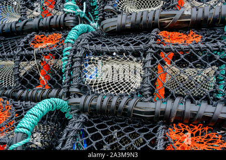 Una pila di plastica nuova Lobster Pot sull'Harbourside Foto Stock