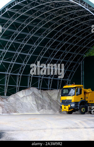 Memorizzazione di roadsalt con gritter per la viabilità invernale Scozia di trattamento Foto Stock