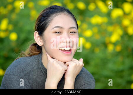 Sorridente bella femmina Filipina Foto Stock