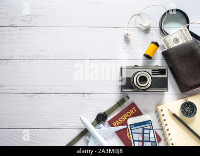 Piatto di laici travel elemento accessorio, essenziali elementi di vacanza accessorio con copia spazio. concetto di viaggio sullo sfondo Foto Stock