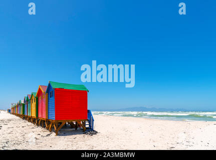 Colorata spiaggia vittoriano capanne in Muizenberg, Cape Town, Western Cape, Sud Africa Foto Stock