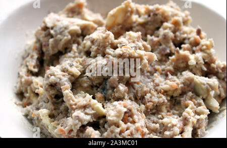 Carni macinate di aringhe su una fetta di pane nero su sfondo bianco vicino. Selective soft focus. Copia di testo spazio. La tradizione holyday concept Foto Stock