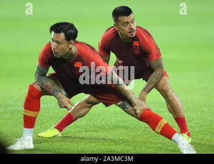 (191009) -- Guangzhou, il 9 ottobre, 2019 (Xinhua) -- Cina i giocatori di partecipare alla sessione di training un giorno prima del gruppo di un secondo round match tra Cina e Guam alla Coppa del Mondo FIFA in Qatar 2022 e AFC Coppa Asia Cina 2023 preliminare di criteri comuni di Guangzhou, la capitale del sud della Cina di Provincia di Guangdong, Ottobre 9, 2019. (Xinhua/Jia Haocheng) Foto Stock