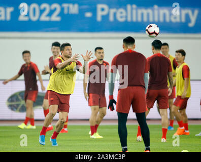 (191009) -- Guangzhou, il 9 ottobre, 2019 (Xinhua) -- Cina i giocatori di partecipare alla sessione di training un giorno prima del gruppo di un secondo round match tra Cina e Guam alla Coppa del Mondo FIFA in Qatar 2022 e AFC Coppa Asia Cina 2023 preliminare di criteri comuni di Guangzhou, la capitale del sud della Cina di Provincia di Guangdong, Ottobre 9, 2019. (Xinhua/Ding Xu) Foto Stock