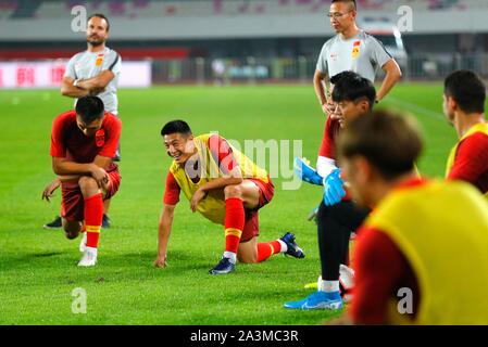 (191009) -- Guangzhou, il 9 ottobre, 2019 (Xinhua) -- Cina i giocatori di partecipare alla sessione di training un giorno prima del gruppo di un secondo round match tra Cina e Guam alla Coppa del Mondo FIFA in Qatar 2022 e AFC Coppa Asia Cina 2023 preliminare di criteri comuni di Guangzhou, la capitale del sud della Cina di Provincia di Guangdong, Ottobre 9, 2019. (Xinhua/Ding Xu) Foto Stock