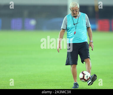 (191009) -- Guangzhou, il 9 ottobre, 2019 (Xinhua) -- la Cina del capo allenatore Marcello Lippi partecipa alla sessione di formazione un giorno in anticipo del gruppo un secondo round match tra Cina e Guam alla Coppa del Mondo FIFA in Qatar 2022 e AFC Coppa Asia Cina 2023 preliminare di criteri comuni di Guangzhou, la capitale del sud della Cina di Provincia di Guangdong, Ottobre 9, 2019. (Xinhua/Jia Haocheng) Foto Stock