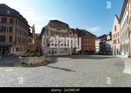 Biel, essere / Svizzera - 28 agosto 2019: vista della piazza Burgplatz e la storica fontana nel pittoresco centro storico di Bienne Foto Stock