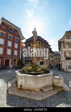 Biel, essere / Svizzera - 28 agosto 2019: vista della piazza Burgplatz e la storica fontana nel pittoresco centro storico di Bienne Foto Stock