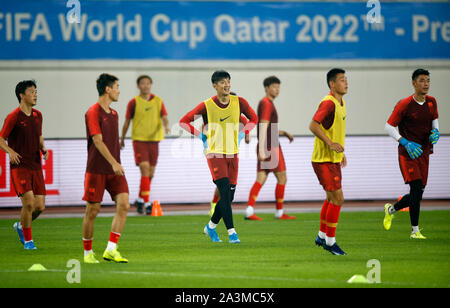 (191009) -- Guangzhou, il 9 ottobre, 2019 (Xinhua) -- Cina i giocatori di partecipare alla sessione di training un giorno prima del gruppo di un secondo round match tra Cina e Guam alla Coppa del Mondo FIFA in Qatar 2022 e AFC Coppa Asia Cina 2023 preliminare di criteri comuni di Guangzhou, la capitale del sud della Cina di Provincia di Guangdong, Ottobre 9, 2019. (Xinhua/Ding Xu) Foto Stock