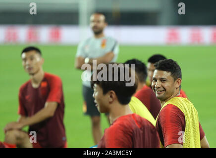 (191009) -- Guangzhou, il 9 ottobre, 2019 (Xinhua) -- Cina i giocatori di partecipare alla sessione di training un giorno prima del gruppo di un secondo round match tra Cina e Guam alla Coppa del Mondo FIFA in Qatar 2022 e AFC Coppa Asia Cina 2023 preliminare di criteri comuni di Guangzhou, la capitale del sud della Cina di Provincia di Guangdong, Ottobre 9, 2019. (Xinhua/Jia Haocheng) Foto Stock