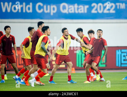 (191009) -- Guangzhou, il 9 ottobre, 2019 (Xinhua) -- Cina i giocatori di partecipare alla sessione di training un giorno prima del gruppo di un secondo round match tra Cina e Guam alla Coppa del Mondo FIFA in Qatar 2022 e AFC Coppa Asia Cina 2023 preliminare di criteri comuni di Guangzhou, la capitale del sud della Cina di Provincia di Guangdong, Ottobre 9, 2019. (Xinhua/Ding Xu) Foto Stock