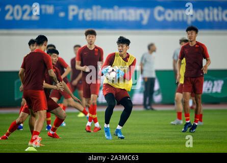 (191009) -- Guangzhou, il 9 ottobre, 2019 (Xinhua) -- Cina i giocatori di partecipare alla sessione di training un giorno prima del gruppo di un secondo round match tra Cina e Guam alla Coppa del Mondo FIFA in Qatar 2022 e AFC Coppa Asia Cina 2023 preliminare di criteri comuni di Guangzhou, la capitale del sud della Cina di Provincia di Guangdong, Ottobre 9, 2019. (Xinhua/Ding Xu) Foto Stock