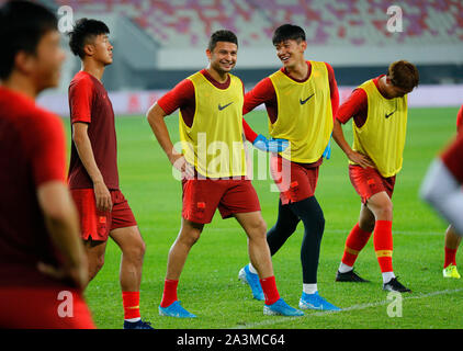 (191009) -- Guangzhou, il 9 ottobre, 2019 (Xinhua) -- Cina i giocatori di partecipare alla sessione di training un giorno prima del gruppo di un secondo round match tra Cina e Guam alla Coppa del Mondo FIFA in Qatar 2022 e AFC Coppa Asia Cina 2023 preliminare di criteri comuni di Guangzhou, la capitale del sud della Cina di Provincia di Guangdong, Ottobre 9, 2019. (Xinhua/Ding Xu) Foto Stock