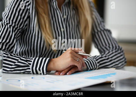 Direttore firma di documenti importanti Foto Stock