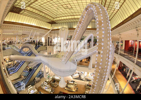 BON MARCHE : Joana Vasconcelos' massiccia INSTALLAZIONE A CROCHET 'Simone' DI PARIGI Foto Stock