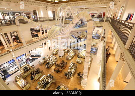 BON MARCHE : Joana Vasconcelos' massiccia INSTALLAZIONE A CROCHET 'Simone' DI PARIGI Foto Stock