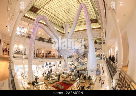 BON MARCHE : Joana Vasconcelos' massiccia INSTALLAZIONE A CROCHET 'Simone' DI PARIGI Foto Stock