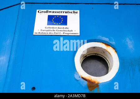 Uno scivolo d'acqua flume, supportato dal Fondo europeo di sviluppo regionale, Wremen, Bassa Sassonia, Germania, Europa Foto Stock