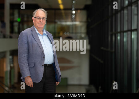 Ulm, Germania. 09oct, 2019. Farmacia Stanley Whittingham, è ad un livello internazionale Congresso della batteria dopo che è stato chiamato il Premio Nobel per la Chimica nel 2019. Quest'anno il premio Nobel per la chimica va all'americano John Goodenough (nato a Jena), Stanley Whittingham (nato in Gran Bretagna) e Akira Yoshino (Giappone) per lo sviluppo di batterie agli ioni di litio. Questo è stato annunciato dalla Accademia Reale Svedese delle Scienze su 09.10.2019 a Stoccolma. Credito: dpa picture alliance/Alamy Live News Foto Stock