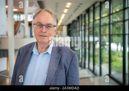 Ulm, Germania. 09oct, 2019. Farmacia Stanley Whittingham, è ad un livello internazionale Congresso della batteria dopo che è stato chiamato il Premio Nobel per la Chimica nel 2019. Quest'anno il premio Nobel per la chimica va all'americano John Goodenough (nato a Jena), Stanley Whittingham (nato in Gran Bretagna) e Akira Yoshino (Giappone) per lo sviluppo di batterie agli ioni di litio. Questo è stato annunciato dalla Accademia Reale Svedese delle Scienze su 09.10.2019 a Stoccolma. Credito: dpa picture alliance/Alamy Live News Foto Stock