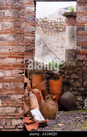 Frammenti di ceramiche, mattoni e pietre nel sito archeologico di Pompei dalla città sepolta sul Monte L'eruzione del Vesuvio, Italia. Foto Stock