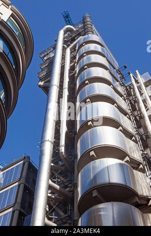 Città di Londra. Una sezione di Richard Roger's" Lloyd's edificio di assicurazione in Lime Street, mostrando il ascensori esterni. Foto Stock