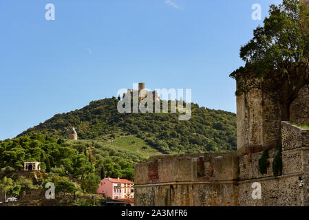 Colliure, francia : 2019 ottobre 06 : il castello reale della città turistica di Colliure in Occitania, Francia. Foto Stock