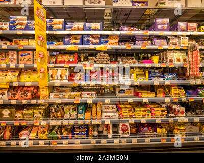 Tipico shop visualizza di dolciumi, cioccolatini e altri spuntini in un piccolo negozio in Austria Foto Stock