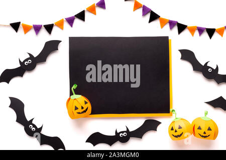 Carta di Halloween pipistrelli e zucche su sfondo bianco Foto Stock