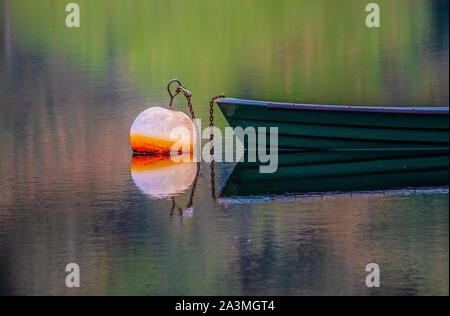 Riflessioni su Tal y Llyn lake Foto Stock