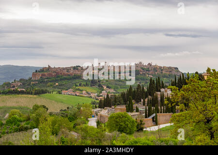 Bella vista panoramica della antica città etrusca di Orvieto in un giorno nuvoloso Orvieto, Umbria, Italia. Foto Stock