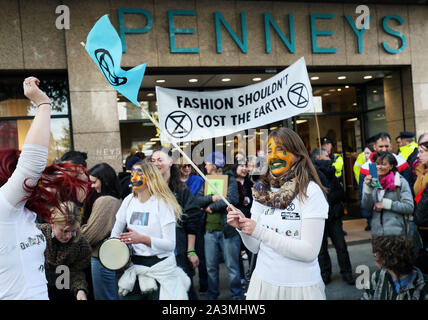 I manifestanti si raccolgono al di fuori Penneys su O'Connell street a Dublino durante una ribellione di estinzione (XR) dimostrazione, come i rivenditori di moda sono venuti sotto intenso scrutinio nell ultimo anno da attivisti ambientali. Foto Stock