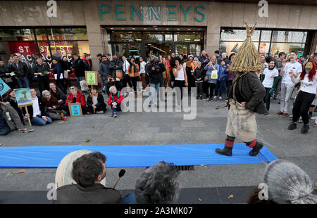 Manifestanti eseguire un 'fashion show' fuori Penneys su O'Connell street a Dublino durante una ribellione di estinzione (XR) dimostrazione, come i rivenditori di moda sono venuti sotto intenso scrutinio nell ultimo anno da attivisti ambientali. Foto Stock