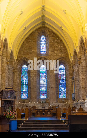 Dornoch, Scozia - 28 Maggio 2019: la navata centrale della famosa antica cattedrale nel centro del paese Foto Stock