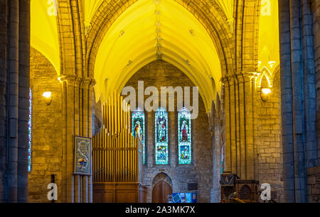 Dornoch, Scozia - 28 Maggio 2019: la navata centrale della famosa antica cattedrale nel centro del paese Foto Stock