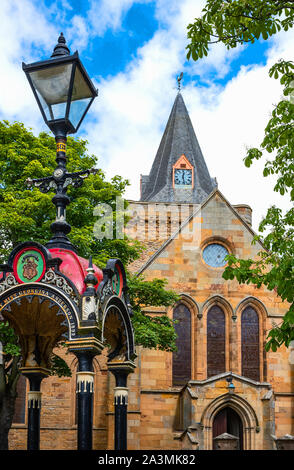 Dornoch, Scozia - 28 Maggio 2019: la facciata della famosa antica cattedrale nel centro del paese Foto Stock