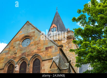 Dornoch, Scozia, verso l'alto vista della facciata della famosa antica cattedrale nel centro del paese Foto Stock