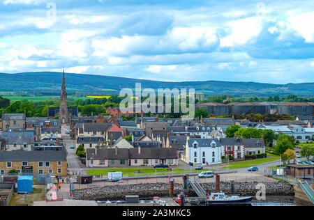 Dornoch, Scozia - 28 Maggio 2019: il paese e la piattaforma del porto vista dal mare Foto Stock