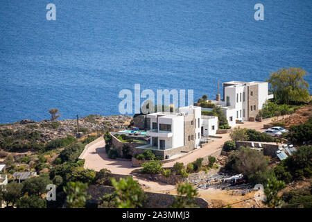 Elounda, Creta, Grecia. Ottobre 2019. Alloggi per vacanze sul lungomare di Elounda, Creta orientale. Foto Stock