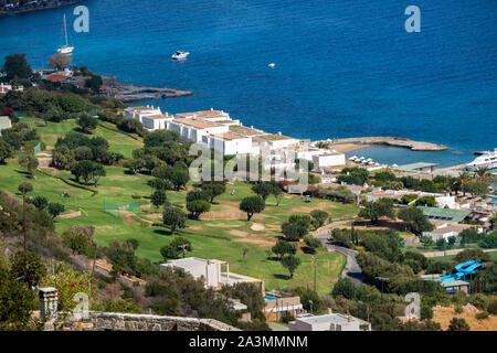 Elounda, Creta, Grecia. Ottobre 2019. Una panoramica di un nove buche, Par 3 campo da golf a Porto Elounda in Creta orientale. Foto Stock