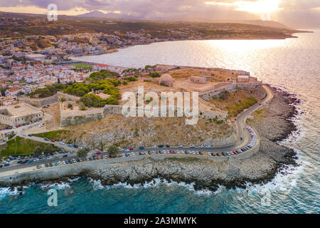 Vista del castello Veneziano sulla cima della collina con vista strada al tramonto Rethimno, Creta, Grecia Foto Stock