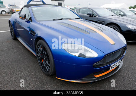 Tre quarti frontale di un blu, 2018, Aston Martin V12 Vantage AMR Cabrio, sul display a 2019 Silverstone Classic Foto Stock