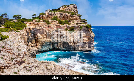 Bellissima spiaggia e baia con acqua del mare turchese, Cala des Moro, Santanyi, isola di Mallorca, Spagna Foto Stock