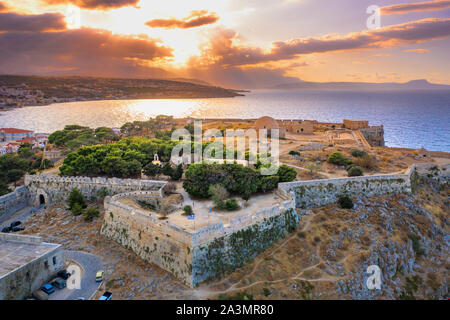 Vista del castello Veneziano sulla cima della collina con vista strada al tramonto Rethimno, Creta, Grecia Foto Stock