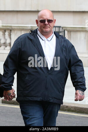 Tim Dunn il padre di Harry Dunn arriva presso il Foreign and Commonwealth Office di Londra, dove Egli viene incontro Segretario degli esteri Dominic Raab. 19-anno-vecchio Harry è stato ucciso durante il suo moto si è schiantato in auto il 27 agosto. Il sospetto nel caso, 42-anno-vecchio Anne Sacoolas, è stato concesso di immunità diplomatica dopo il crash, ma il Primo Ministro Boris Johnson, signor Raab e Northamptonshire polizia ha chiesto agli Stati Uniti di esaminare la revoca. Foto Stock