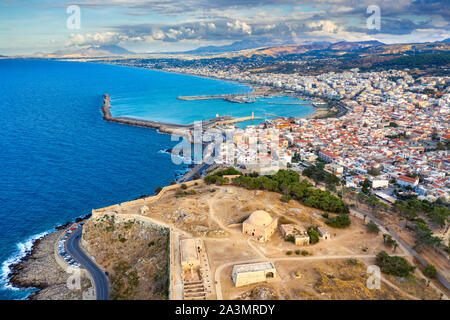 Vista del castello Veneziano sulla cima della collina con vista strada al tramonto Rethimno, Creta, Grecia Foto Stock